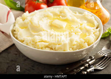 Kartoffelpüree mit Butter in großen Schüssel Stockfoto