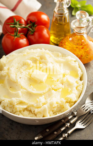 Kartoffelpüree mit Butter in großen Schüssel Stockfoto