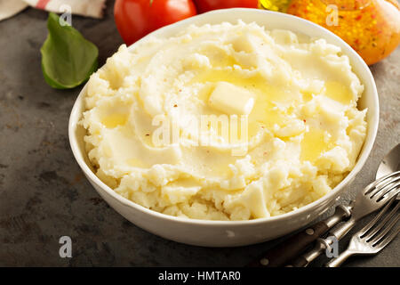 Kartoffelpüree mit Butter in großen Schüssel Stockfoto