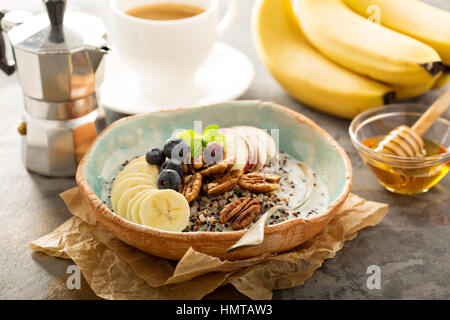 Quinoa-Porridge mit Banane, Blaubeere und Pecan-Nüssen zum Frühstück Stockfoto