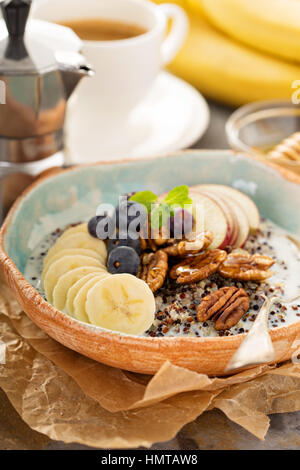 Quinoa-Porridge mit Banane, Blaubeere und Pecan-Nüssen zum Frühstück Stockfoto