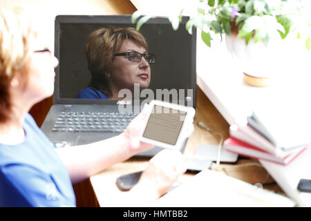 Moderne Frau bei der Arbeit. Frau am Computer. die Frau, die im Büro Stockfoto