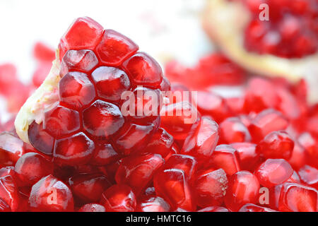 Frische geschälte Granatäpfel und rote Granatapfelkerne Stockfoto