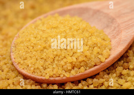 brauner Zucker Heap und auf Holzlöffel Stockfoto