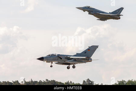 BERLIN / Deutschland - 3. Juni 2016: deutschen Panavia Tornado und Eurofighter Taifun landet am Flughafen Schönefeld, Berlin / Deutschland am 3. Juni 2016. Stockfoto