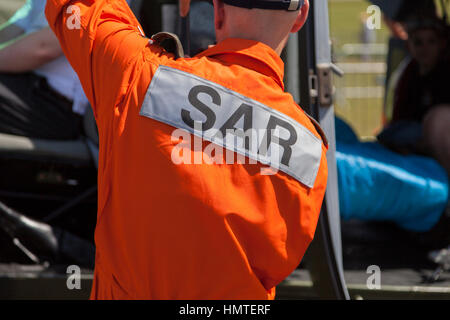 Berlin/Deutschland - vom 3. Juni 2016: SAR (Suche und Rettung) Logo auf ein Pilot aus ein Rettungshubschrauber. sar ist die Suche nach Hilfe für PE- und Stockfoto