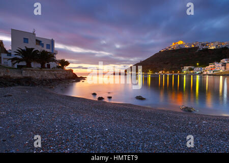 Der alte Hafen und das Schloss von der Chora Dorf Vathi Insel in Griechenland. Stockfoto