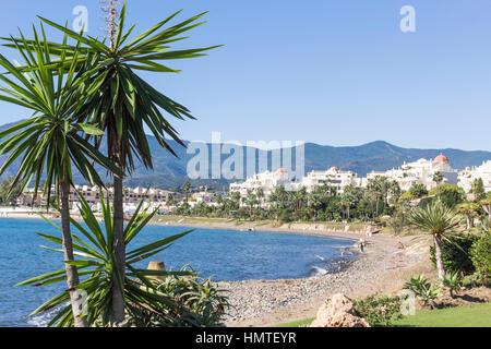 Estepona, Costa Del Sol, Malaga, Spanien.  Hotel am Strand. Stockfoto