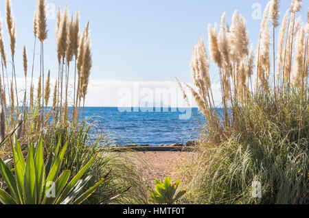 Weit Blick auf Gibraltar von Estepona, Costa Del Sol, Malaga, Spanien. Stockfoto