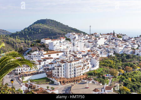 Frigiliana, Provinz Malaga, Andalusien, Südspanien. Gesamtansicht. Stockfoto