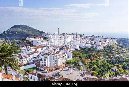 Frigiliana, Provinz Malaga, Andalusien, Südspanien. Gesamtansicht. Stockfoto