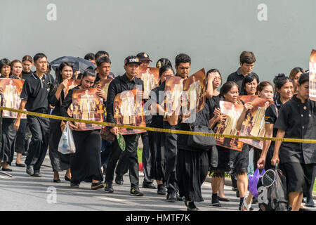 Trauernde Thais Mit Dem Foto des Verstorbenen Königs Bhumibol Adulyadej, Bangkok, Thailand, Asien |  Trauer um Thais halten ein Foto des verstorbenen Stockfoto