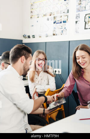 Junge Menschen treffen kommunizieren Architekt Designer der 20er Jahre. Stockfoto
