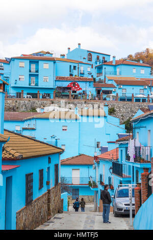 Júzcar, Málaga, Andalusien, Spanien. Die Stadt war eines der weißen Dörfer Andalusiens, mit traditionell weiß getünchten Gebäuden gewesen. Stockfoto