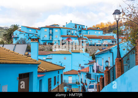 Júzcar, Málaga, Andalusien, Spanien. Die Stadt war eines der weißen Dörfer Andalusiens, mit traditionell weiß getünchten Gebäuden gewesen. Stockfoto