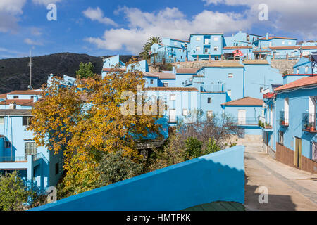 Júzcar, Málaga, Andalusien, Spanien. Die Stadt war eines der weißen Dörfer Andalusiens, mit traditionell weiß getünchten Gebäuden gewesen. Stockfoto