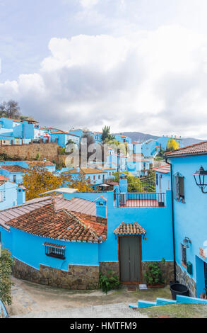 Júzcar, Málaga, Andalusien, Spanien. Die Stadt war eines der weißen Dörfer Andalusiens, mit traditionell weiß getünchten Gebäuden gewesen. Stockfoto