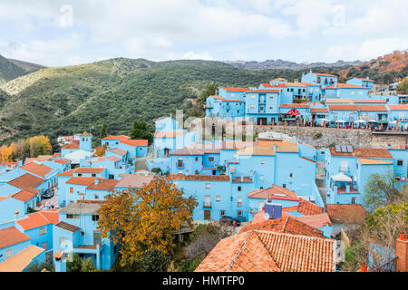 Júzcar, Málaga, Andalusien, Spanien. Die Stadt war eines der weißen Dörfer Andalusiens, mit traditionell weiß getünchten Gebäuden gewesen. Stockfoto