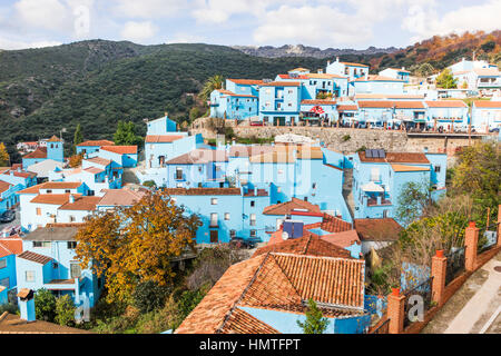 Júzcar, Málaga, Andalusien, Spanien. Die Stadt war eines der weißen Dörfer Andalusiens, mit traditionell weiß getünchten Gebäuden gewesen. Stockfoto