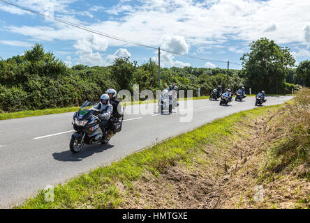 Quineville, Frankreich - 2. Juli 2016: Bikes Bildung erscheint vor dem Hauptfeld in der ersten Phase der Tour de France in Quineville, Frankreich Stockfoto