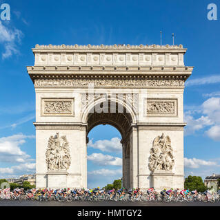 Paris, Frankreich - 24. Juli 2016: Das Hauptfeld, vorbei an den Bogen de Triomphe auf Champs-Élysées in Paris während der neuesten Etappe der Tour de France 2016. Stockfoto