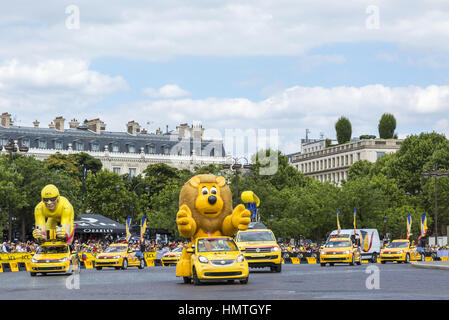 Paris, Frankreich - 24. Juli 2016: LCL Wohnwagen während der Verabschiedung der Werbekarawane durch den Bogen de Triomphe auf Champs-Elysees in Paris Stockfoto