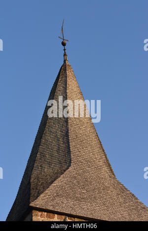 Pfarrkirche St. Bartholomäus, Burwash, hat ein geschichteten Turm aus dem 12. Jahrhundert. Sussex, UK Stockfoto