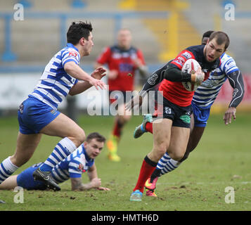 Die Shay Stadium, UK. 5. Februar 2017. Shay Stadion, Halifax, West Yorkshire 5. Februar 2017. Halifax V Featherstone Rovers Luke Briscoe (R) Rovers von Featherstone zum Angriff gegen Halifax RLFC während der Rugby League Championship 2017 Runde 1 im Stadium der Shay, Halifax. Picture by Credit: Stephen Gaunt/Touchlinepics.com/Alamy Live-Nachrichten Stockfoto
