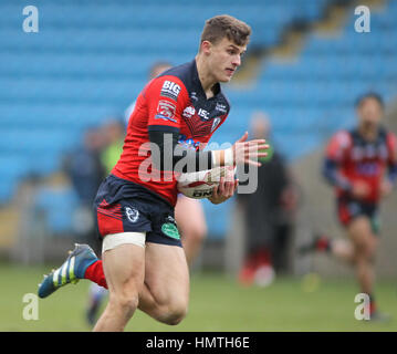 Die Shay Stadium, UK. 5. Februar 2017. Shay Stadion, Halifax, West Yorkshire 5. Februar 2017. Halifax V Featherstone Rovers Asche Hadley von Featherstone Rovers auf den Angriff gegen Halifax RLFC während der Rugby League Championship 2017 Runde 1 im Stadium der Shay, Halifax. Picture by Credit: Stephen Gaunt/Touchlinepics.com/Alamy Live-Nachrichten Stockfoto