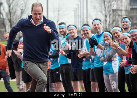 London, UK. 5. Februar 2017. Der Duke of Cambridge (Prinz William) verbindet einen Trainingstag auf der Queen Elizabeth Olympic Park mit den Läufern, die Teilnahme an den 2017-London-Marathon für die Köpfe zusammen, die offizielle Charity des Jahres. © Guy Corbishley/Alamy Live-Nachrichten Stockfoto
