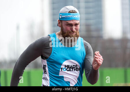 London, UK. 5. Februar 2017. Trainingstag auf der Queen Elizabeth Olympic Park in Stratford mit den Läufern, die Teilnahme für die Köpfe zusammen, die offizielle Charity des Jahres 2017 Virgin Geld London-Marathon. © Guy Corbishley/Alamy Live-Nachrichten Stockfoto