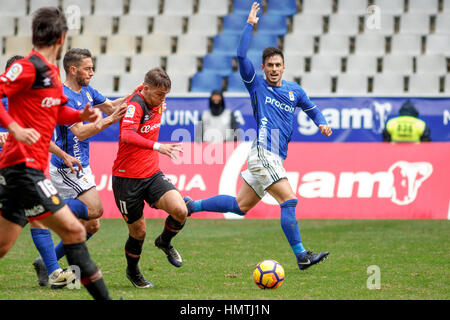 Oviedo, Asturien, Spanien. 5. Februar 2017. BRANDON (Mallorca) treibt den Ball mit DAVID ROCHA und DAVID COSTAS (Oviedo) jagen ihn während der Ersteres Hälfte der Liga 123-Match zwischen Real Oviedo V RCD Mallorca bei Carlos Tartiere in Oviedo, Asturien, Spanien. Endstand war 2: 1 für Real Oviedo. Bildnachweis: Alvaro Campo/Alamy Live-Nachrichten Stockfoto