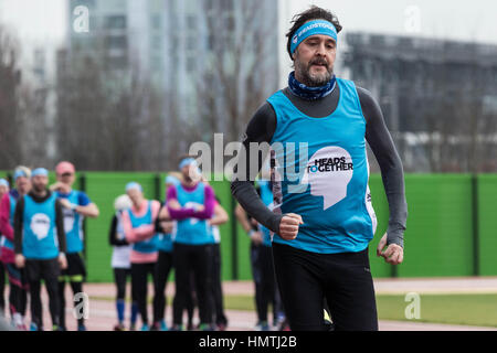 London, UK. 5. Februar 2017. Trainingstag auf der Queen Elizabeth Olympic Park in Stratford mit den Läufern, die Teilnahme für die Köpfe zusammen, die offizielle Charity des Jahres 2017 Virgin Geld London-Marathon. © Guy Corbishley/Alamy Live-Nachrichten Stockfoto