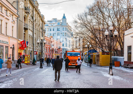 Moskau, Russland. 5. Februar 2017. Nicht identifizierte Personen entlang der Arbat-Straße. Diese Fußgängerzone gehört zu den wichtigsten touristischen Attraktionen der Stadt. Die Temperatur ist über - 10 Grad Celsius (ca. 14F), also nicht sehr viele Touristen. © Alex Bilder/Alamy Live-Nachrichten Stockfoto