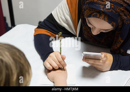 Slough, UK. 5. Februar 2017. Ein kleiner Junge sitzt für ein Henna-Tattoo am Al Jannah Moschee am Tag für meine Moschee besuchen. Bildnachweis: Mark Kerrison/Alamy Live-Nachrichten Stockfoto