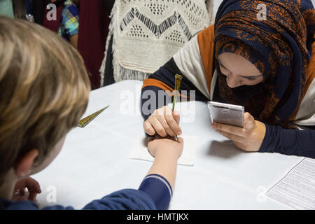 Slough, UK. 5. Februar 2017. Ein kleiner Junge sitzt für ein Henna-Tattoo am Al Jannah Moschee am Tag für meine Moschee besuchen. Bildnachweis: Mark Kerrison/Alamy Live-Nachrichten Stockfoto