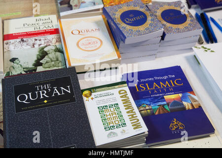 Slough, UK. 5. Februar 2017. Bücher auf dem Display für die Besucher der Moschee Al Jannah auf meine Moschee-Tag zu besuchen. Bildnachweis: Mark Kerrison/Alamy Live-Nachrichten Stockfoto