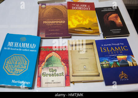 Slough, UK. 5. Februar 2017. Bücher auf dem Display für die Besucher der Moschee Al Jannah auf meine Moschee-Tag zu besuchen. Bildnachweis: Mark Kerrison/Alamy Live-Nachrichten Stockfoto