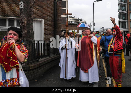 London, UK. 5. Februar 2017.  Der Dienst wo Clowns in vollem Kostüm Kleid versammeln, um den König der Clowns Joseph Grimaldi zu Ehren. © Claire Doherty/Alamy Live News Stockfoto