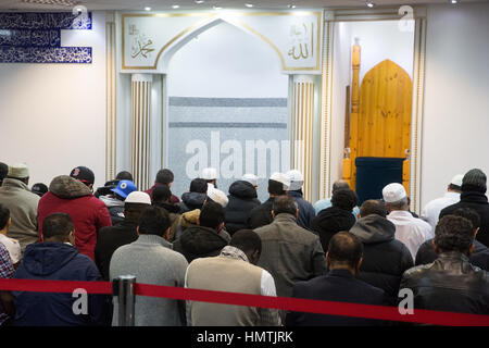 Slough, UK. 5. Februar 2017. Muslimische Männer sagen Gebete in der Moschee Al Jannah auf meine Moschee-Tag zu besuchen. Bildnachweis: Mark Kerrison/Alamy Live-Nachrichten Stockfoto