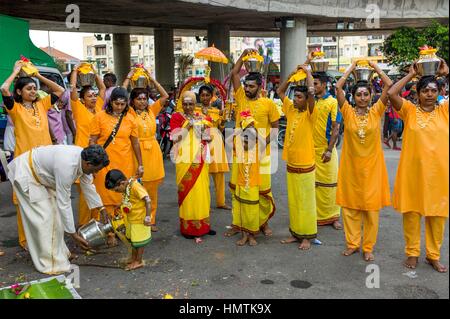 Kuala Lumpur, Malaysia. 4. Februar 2017. Malaysische Hindu Anhänger beteiligt sich an dem Festival Thaipusam in Batu Caves, Malaysia, am 4. Februar 2017. Thaipusam wird von Anhängern des Hindu-Gottes Murugan gefeiert und ist ein wichtiges Fest der tamilischen Gemeinschaft in Ländern wie Indien, Sri Lanka, Indonesien, Thailand, Malaysia und Singapur, während die Anhänger durchdringen sich mit Spikes und beteiligen sich in langen Prozessionen. Bildnachweis: Chris JUNG/Alamy Live-Nachrichten Stockfoto