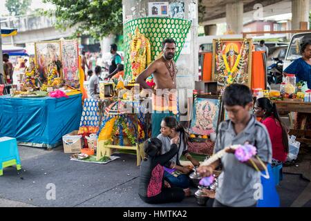 Kuala Lumpur, Malaysia. 4. Februar 2017. Malaysische Hindu Anhänger beteiligt sich an dem Festival Thaipusam in Batu Caves, Malaysia, am 4. Februar 2017. Thaipusam wird von Anhängern des Hindu-Gottes Murugan gefeiert und ist ein wichtiges Fest der tamilischen Gemeinschaft in Ländern wie Indien, Sri Lanka, Indonesien, Thailand, Malaysia und Singapur, während die Anhänger durchdringen sich mit Spikes und beteiligen sich in langen Prozessionen. Bildnachweis: Chris JUNG/Alamy Live-Nachrichten Stockfoto