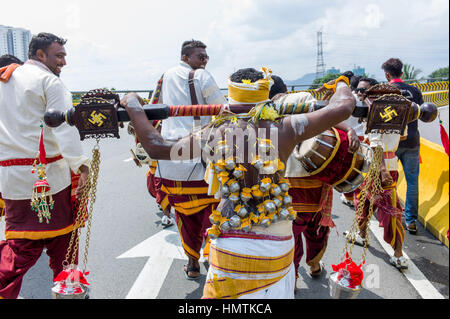 Kuala Lumpur, Malaysia. 4. Februar 2017. Tamilians durchbohrt scharf mit einem Eisen Schnabel stark beim Feiern Thaipusam Festival in Batu am 5. Februar 2017 in Kuala Lumpur, Malaysia Höhlen. Thaipusam ist ein Hindu-Festival feierte vor allem von der tamilischen Gemeinschaft auf den Vollmond in der Tamil-Thai-Monat im Januar oder Februar bis den Anlass erinnert als Parvati Murugan "Speer" gab, so dass er den bösen Dämon Soorapadman besiegen konnte. Stockfoto