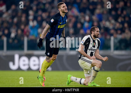 Turin, Italien. 5. Februar 2017. Mauro Icardi (links) der FC Internazionale ist nach eine Chance verpassen, während Giorgio Chiellini von Juventus FC in die Serie A Fußballspiel zwischen FC Juventus Turin und FC Internazionale feiert enttäuscht. Bildnachweis: Nicolò Campo/Alamy Live-Nachrichten Stockfoto