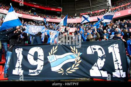 Gijón, Spanien. 5. Februar 2017. Anhänger der Alaves jubeln ihrem Team in der 21. Vorrundenspiel der Saison 2016/2017 der spanischen Liga "La Liga" zwischen Real Sporting de Gijon und Deportivo Alaves Molinón Stadion in Gijon, Spanien. Bildnachweis: David Gato/Alamy Live-Nachrichten Stockfoto