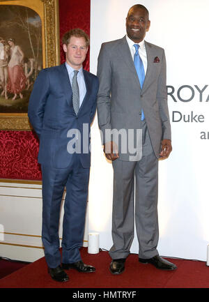 London, UK. 14. Januar 2015. 14. Januar 2015 - London, England - Prinz Harry trifft NBA Botschafterin Dikembe Mutombo bei einem Coach Kern Promotion Event im St James Palace. Bildnachweis: Alpha Presse/AdMedia Credit: Alpha Presse/AdMedia/ZUMA Draht/Alamy Live-Nachrichten Stockfoto