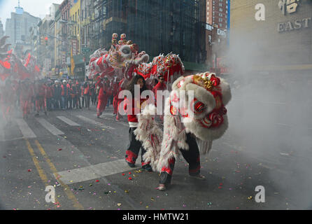 New York City, USA. 5. Februar 2017. Drachen und Löwen Tanz im Nebel im Jahr der Hahn Chinese New Year Feierlichkeiten in New York City. Bildnachweis: Rachel Cauvin/Alamy Live-Nachrichten Stockfoto