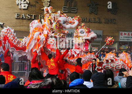 New York, USA. Februar 2017. WAN Chi Ming Hung gar Drachen Teams treten bei der jährlichen NYC Lunar New Year Parade auf. Chinesische Neujahrsparade. 舞獅, 華埠, 紐約, 唐人街 Stockfoto