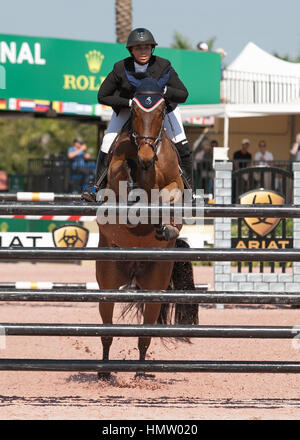 Wellington, USA. 4. Februar 2017. Paige Johnson Fahrten während der SUNCAST $35.000 1,50 M Classic während des Winter Equestrian Festival in Palm Beach International Equestrian Center in Wellington, Florida. Bildnachweis: MediaPunch Inc/Alamy Live-Nachrichten Stockfoto