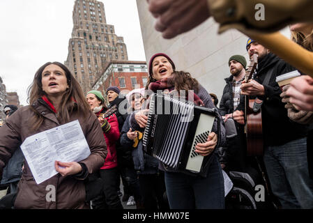 New York, USA. 5. Februar 2017. "Das ist, was Demokratie klingt": mehrere hundert Menschen versammelten sich unter dem Bogen im Washington Square Park zu einer Gemeinschaft mitsingen, Playine Volkslieder, die ACLU (American Civil Liberties Union) und NYCLU (New York Civil Liberties Union) zu profitieren. Bildnachweis: Stacy Walsh Rosenstock/Alamy Live-Nachrichten Stockfoto